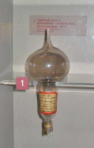 1879 a világ első izzója. Edison olyan sokszór próbálkozott, hogy a végén sikerült neki.