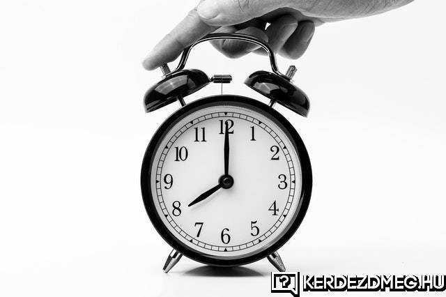 Várakozás közben lassan telik az idő