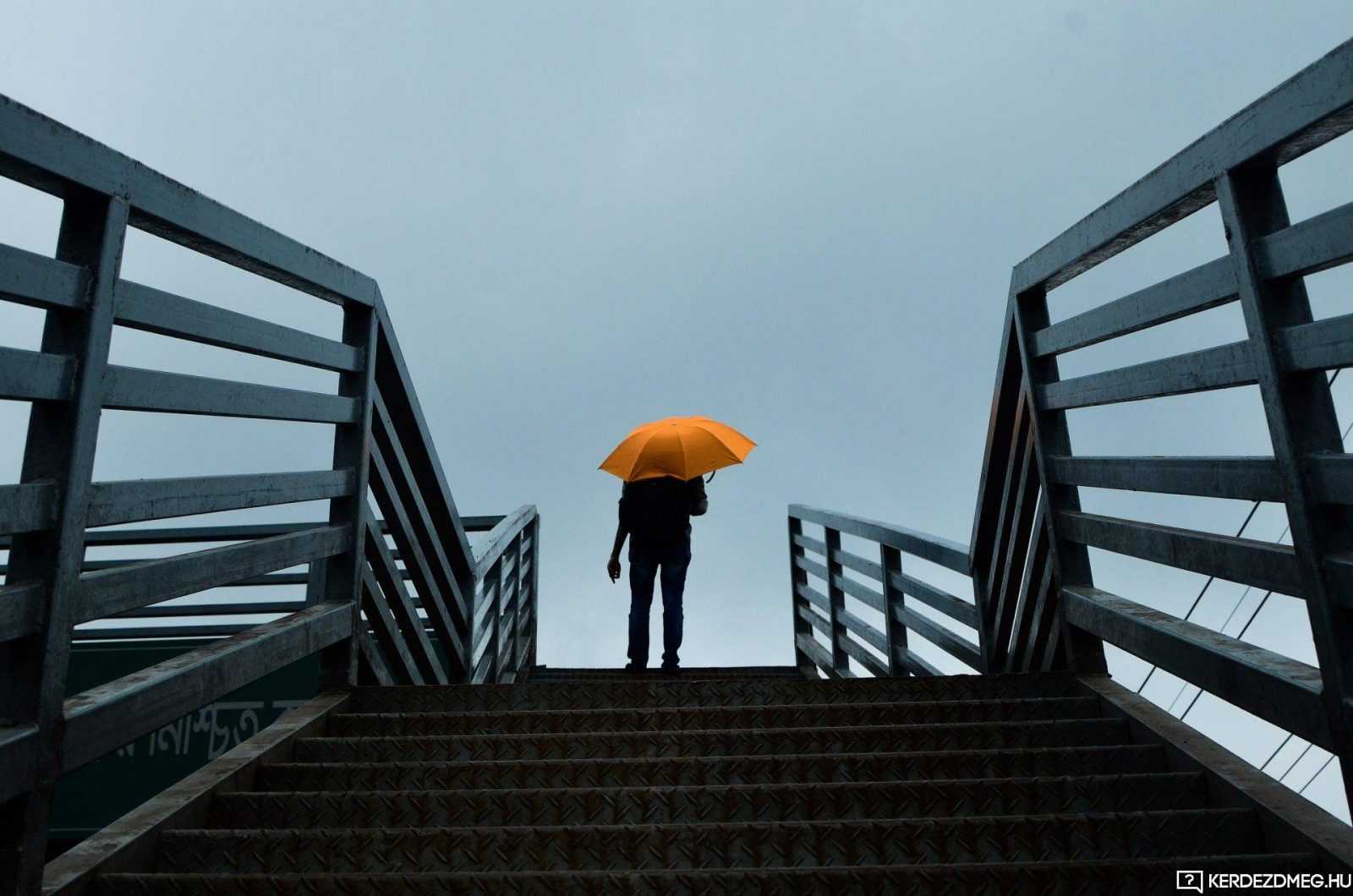 RE: Egyszercsak vagy egyszer csak? Hogyan írjuk helyesen?